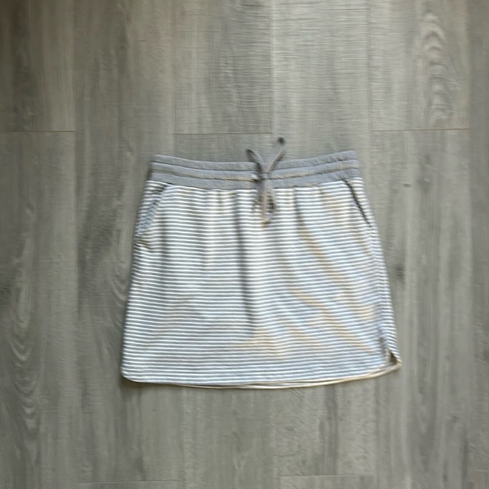 Maurice’s Gray Striped Skirt w/Pockets (M)